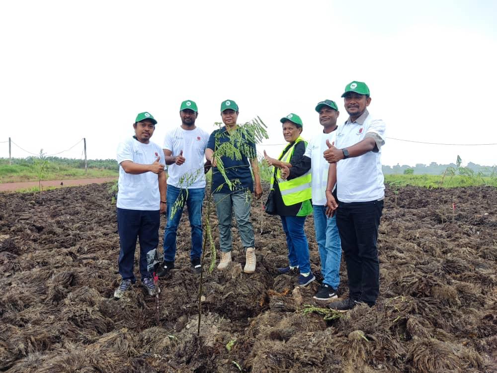 ecoclcye commitment to the environment png